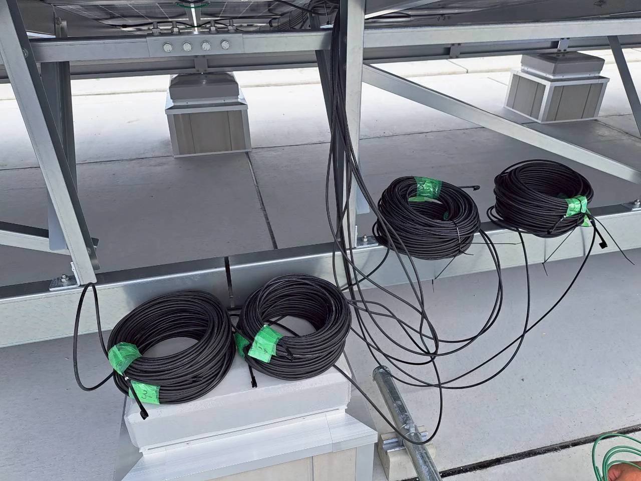 屋根への太陽光設備取り付け:配線の施工